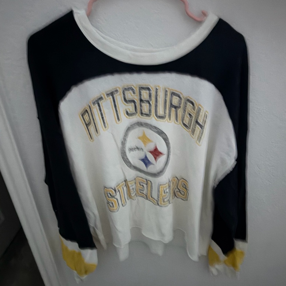 '47 Brand Pittsburgh Steelers long sleeve cropped shirt.